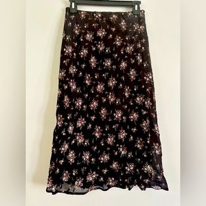 Vintage Camaíeu floral lined midi skirt with lace details at waist.